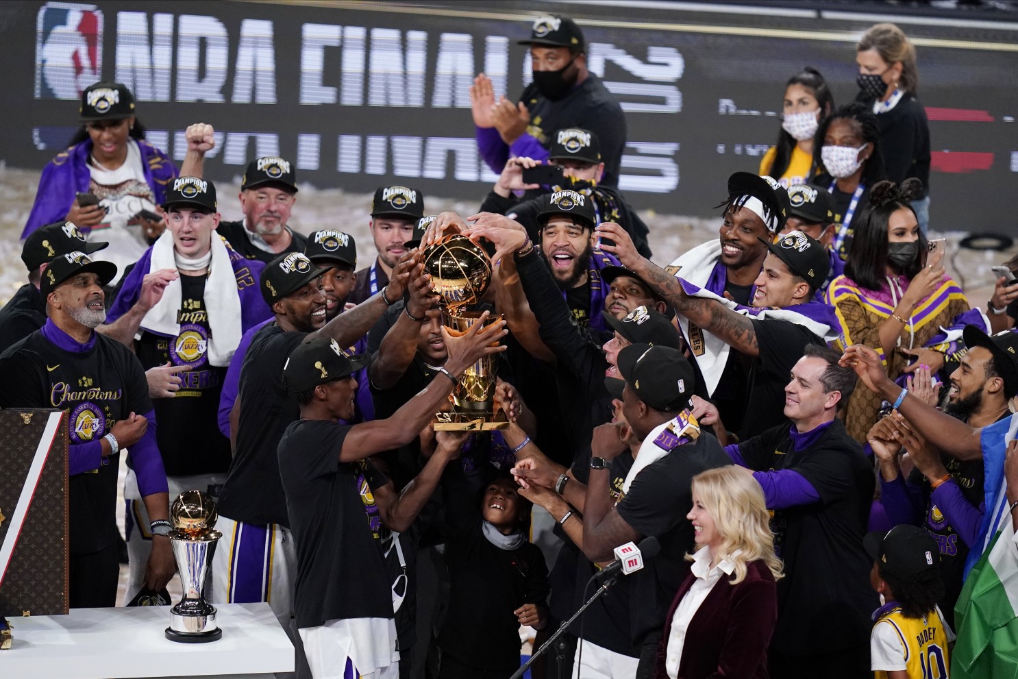 Lakers win their 17th Championship! Sideline Cue